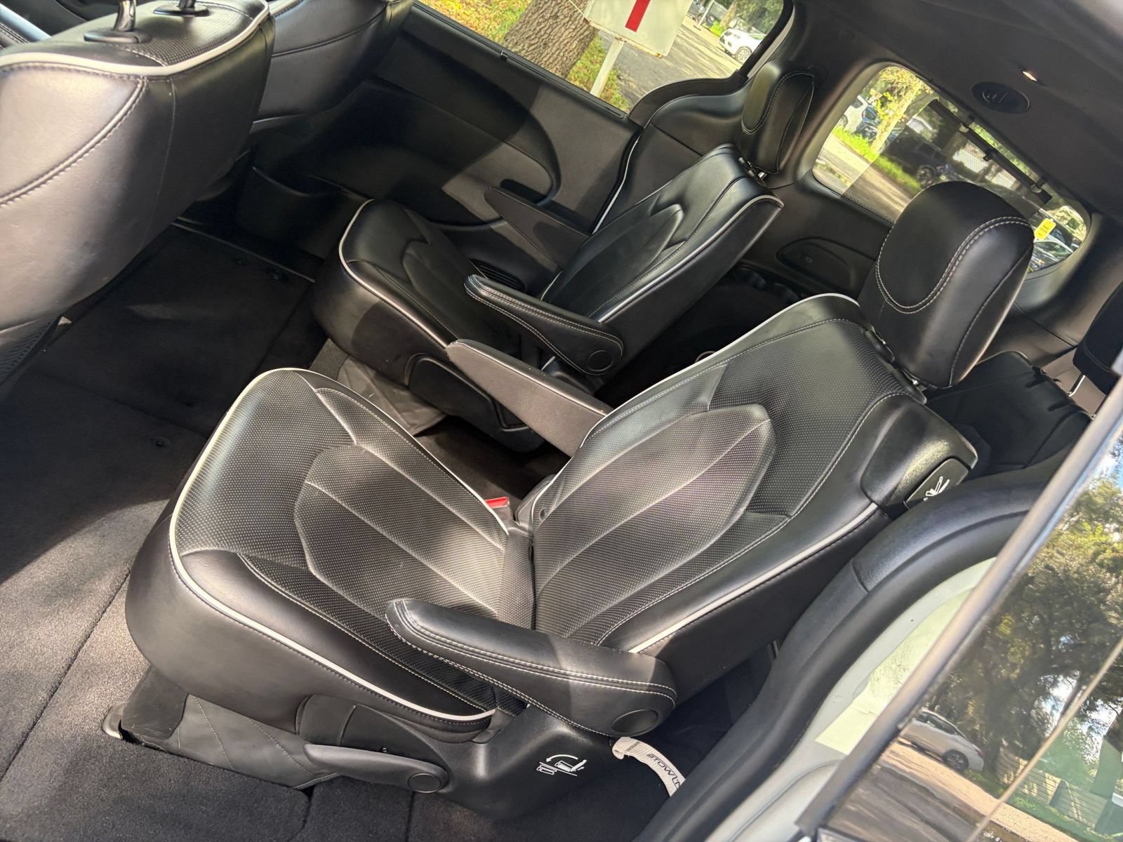 Used 2025 Chrysler Pacifica Limited FWD image 44