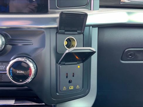 Used 2025 Ford F150 Lariat w/ Equipment Group 501A Mid image 32