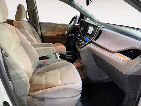 Used 2017 Toyota Sienna LE FWD image 22