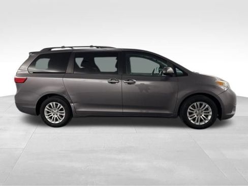 Used 2015 Toyota Sienna XLE image 13