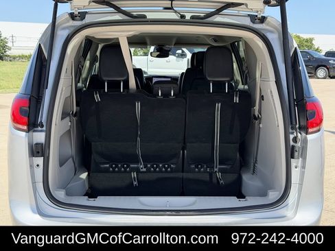 Used 2024 Chrysler Pacifica Touring-L FWD image 33