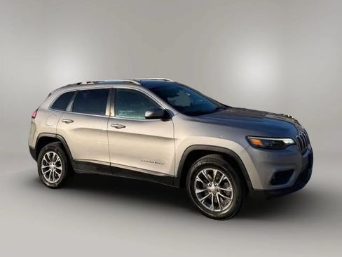 Used 2019 Jeep Cherokee Latitude Plus w/ Cold Weather Group AWD/4WD image 2