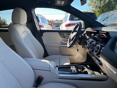 Used 2025 Mercedes-Benz GLA 250 4MATIC image 33