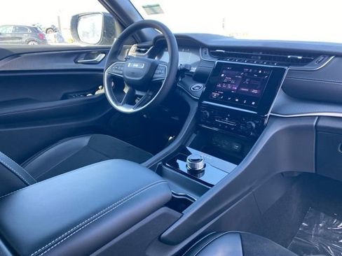 New 2025 Jeep Grand Cherokee L Laredo image 5