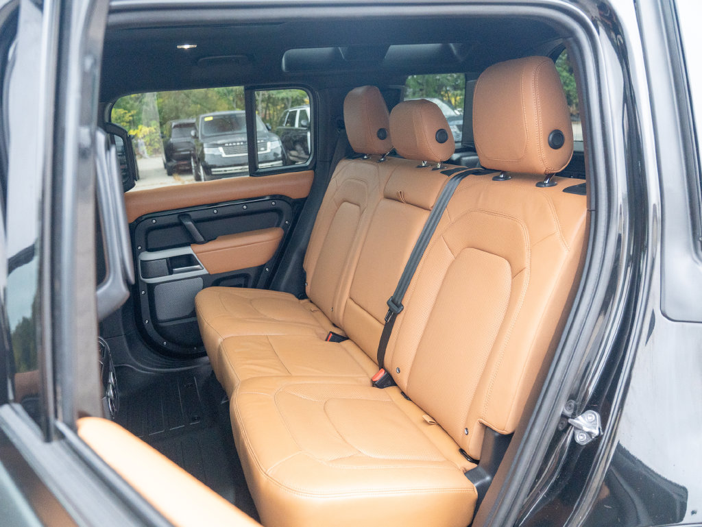 Used 2024 Land Rover Defender 110 SE AWD/4WD image 36