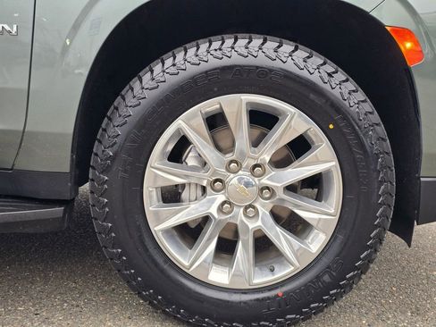 Used 2023 Chevrolet Suburban Premier image 9