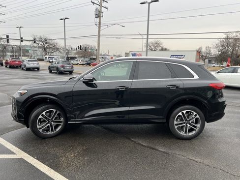 Used 2025 Audi Q5 Premium w/ Convenience Package image 3