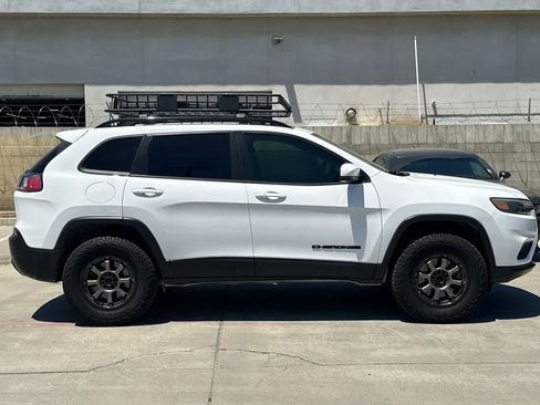 Used 2019 Jeep Cherokee Latitude Plus AWD/4WD image 9