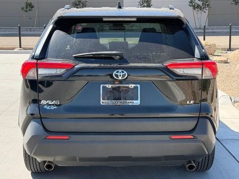 Used 2019 Toyota RAV4 LE FWD image 3
