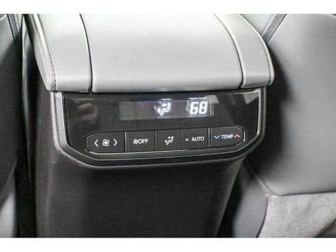 Used 2025 Toyota Highlander XLE image 29