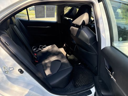 Used 2022 Toyota Camry SE w/ Cold Weather Package image 10