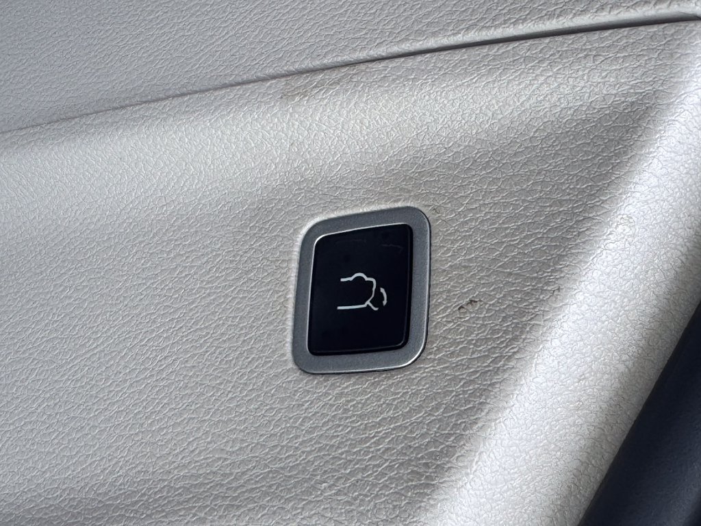 Used 2024 Chrysler Pacifica Touring-L FWD image 16