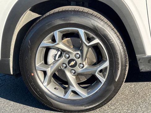 Certified 2025 Chevrolet Trax LT w/ LT Convenience Package image 30