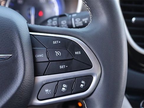 Used 2024 Chrysler Pacifica Touring-L image 14