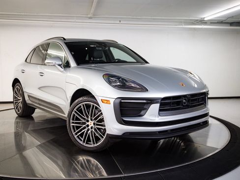 Certified 2026 Porsche Macan AWD/4WD image 9