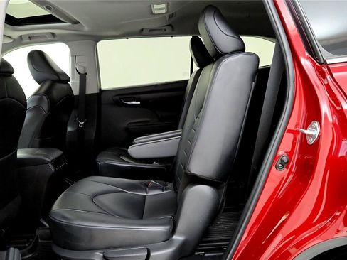 Used 2024 Toyota Highlander XLE AWD/4WD image 21