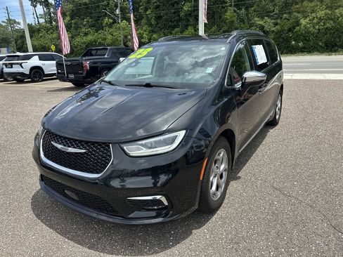 Used 2023 Chrysler Pacifica Limited FWD image 12