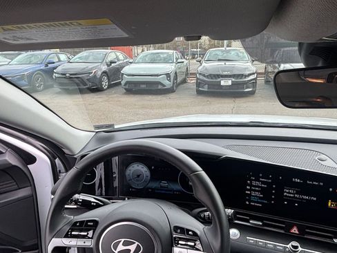 Used 2025 Hyundai Elantra SEL image 37