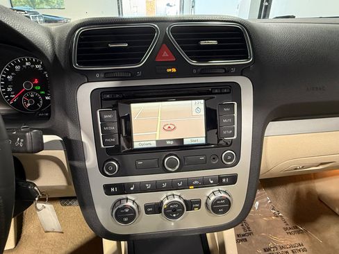 Used 2014 Volkswagen Eos Komfort FWD image 34