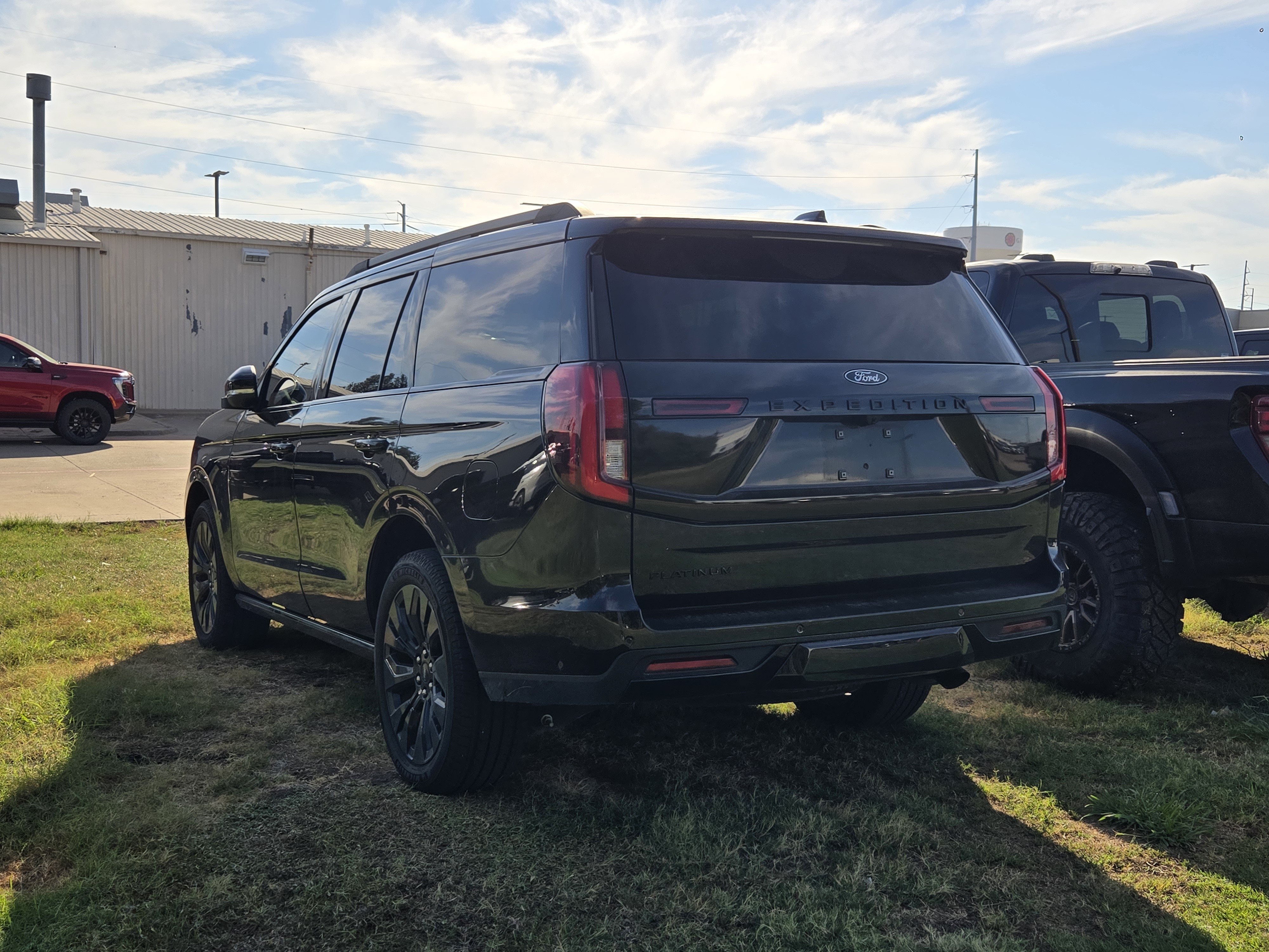 Used 2025 Ford Expedition Platinum w/ Stealth Appearance Package AWD/4WD image 4