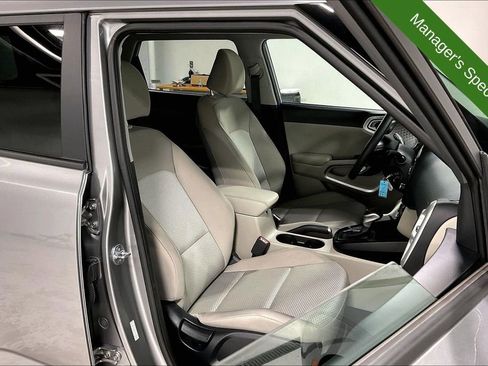 Used 2025 Kia Soul LX w/ LX Technology Package FWD image 9