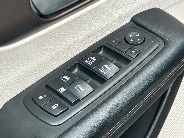 Used 2017 Chrysler Pacifica LX FWD image 25