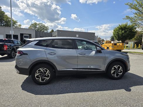 Used 2024 Kia Sportage LX image 2