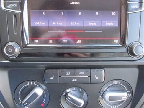 Used 2017 Volkswagen Jetta SE image 21