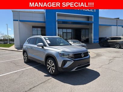 Used 2023 Volkswagen Taos SE w/ Panoramic Sunroof Package