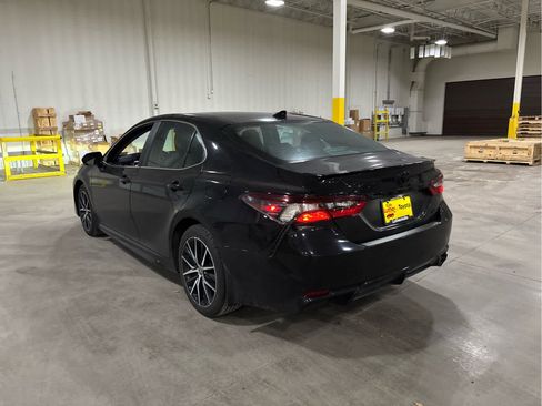 Used 2023 Toyota Camry SE image 4