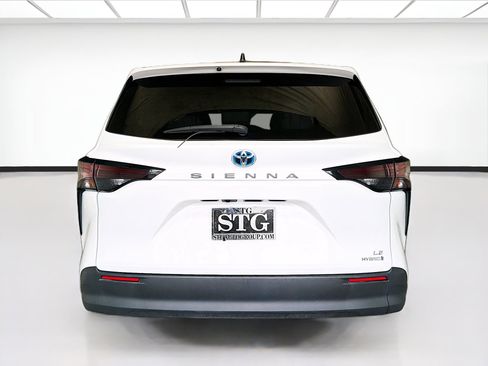 Used 2024 Toyota Sienna LE FWD image 5