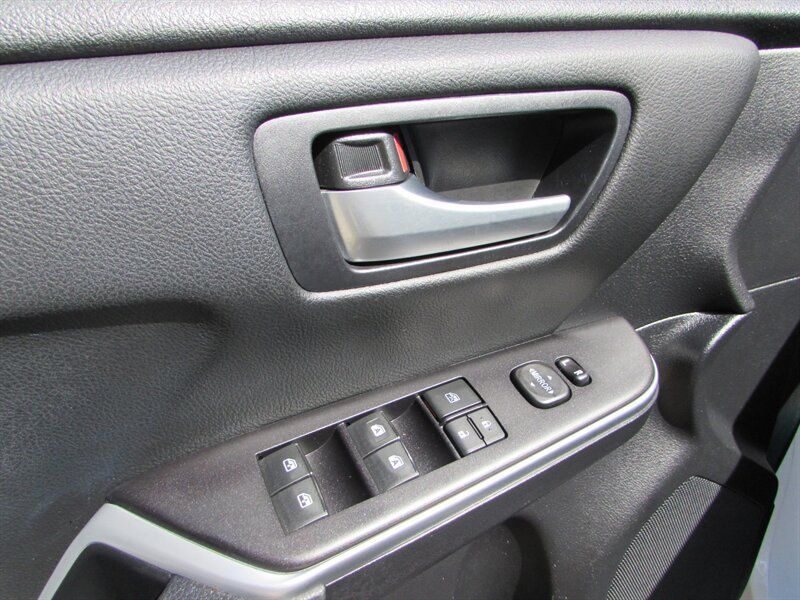Used 2015 Toyota Camry SE w/ Moonroof Package FWD image 22