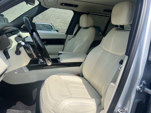 Certified 2025 Land Rover Range Rover SE AWD/4WD image 16