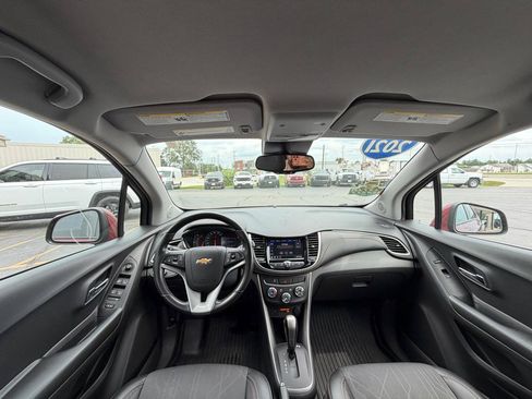 Used 2021 Chevrolet Trax LT w/ LT Convenience Package FWD image 14