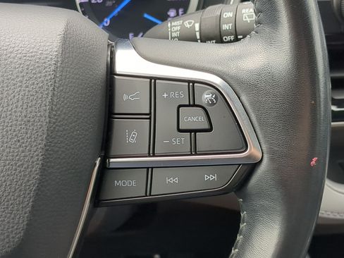 Used 2020 Toyota Highlander XLE AWD/4WD image 21