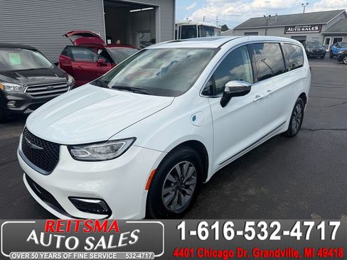 Used 2023 Chrysler Pacifica Limited FWD image 1