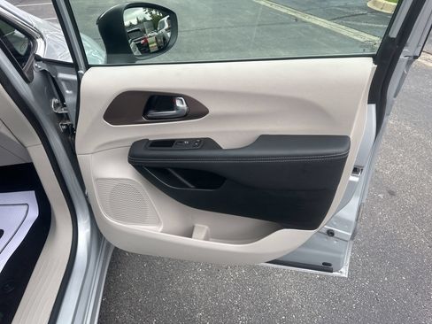 Used 2024 Chrysler Voyager LX FWD image 10