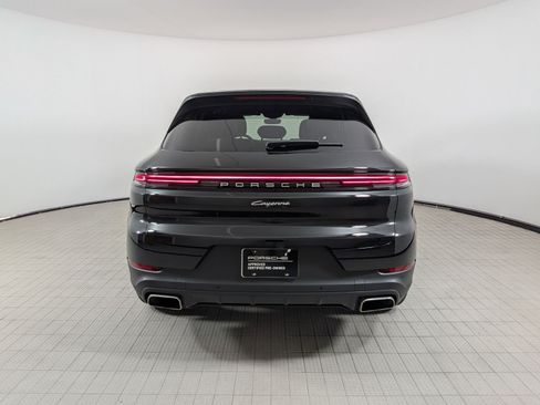 Certified 2025 Porsche Cayenne AWD/4WD image 10