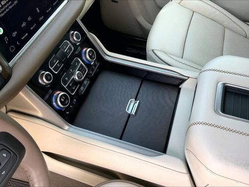 Used 2022 GMC Yukon XL Denali image 16