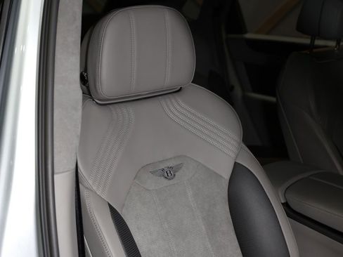 Used 2022 Bentley Bentayga image 39