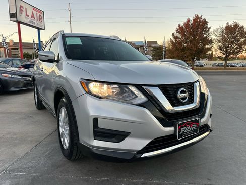 Used 2017 Nissan Rogue SV image 1