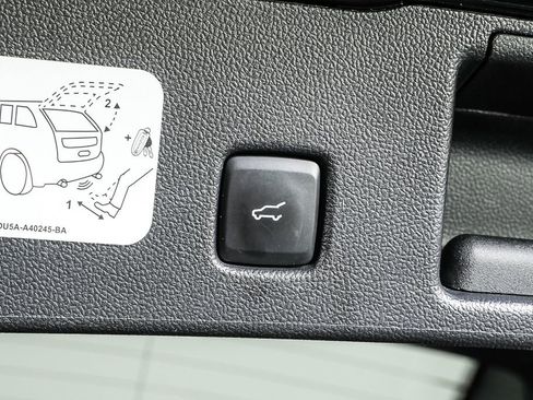 Used 2020 Ford Escape Titanium image 33