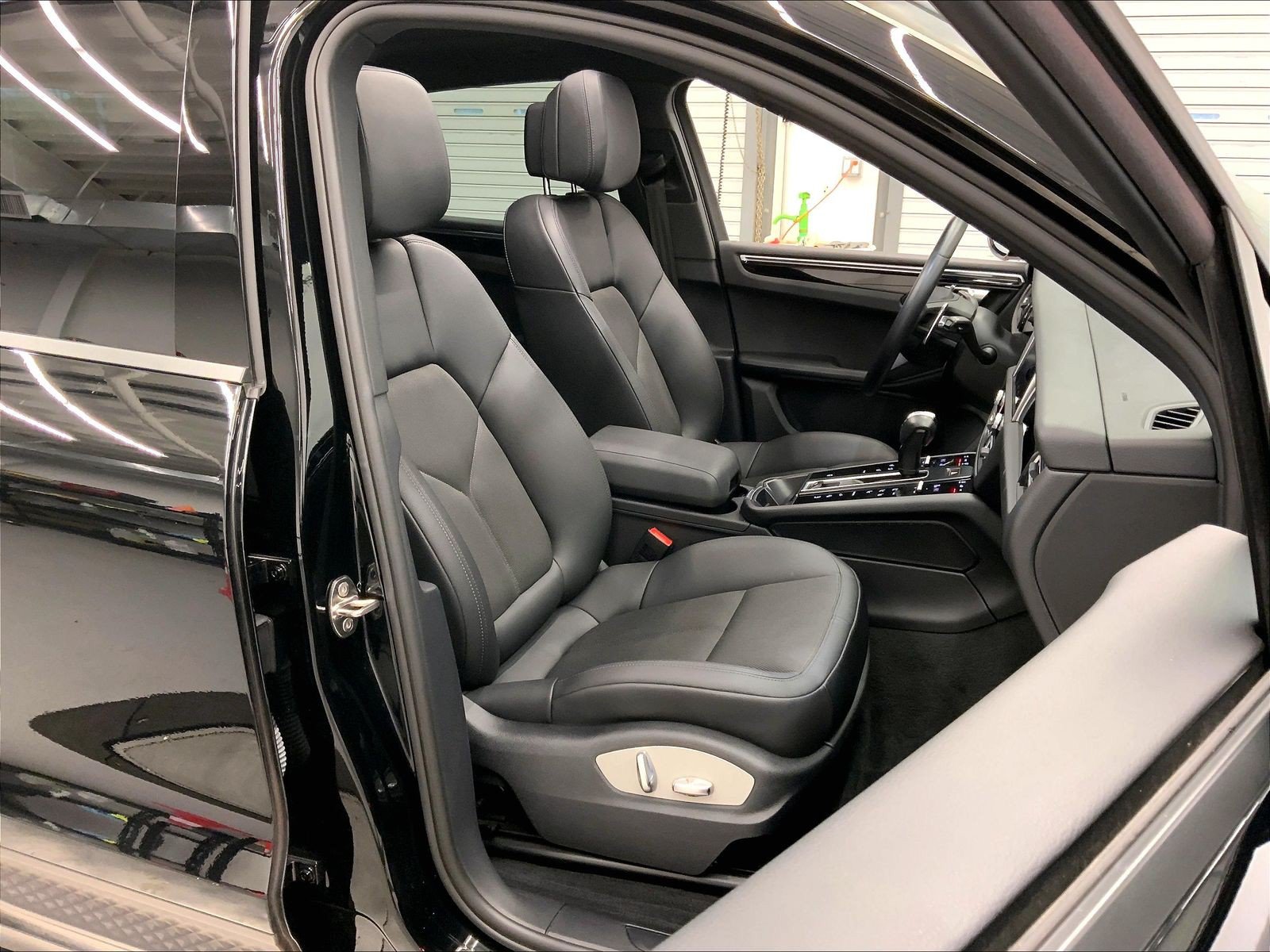 Certified 2023 Porsche Macan AWD/4WD image 19