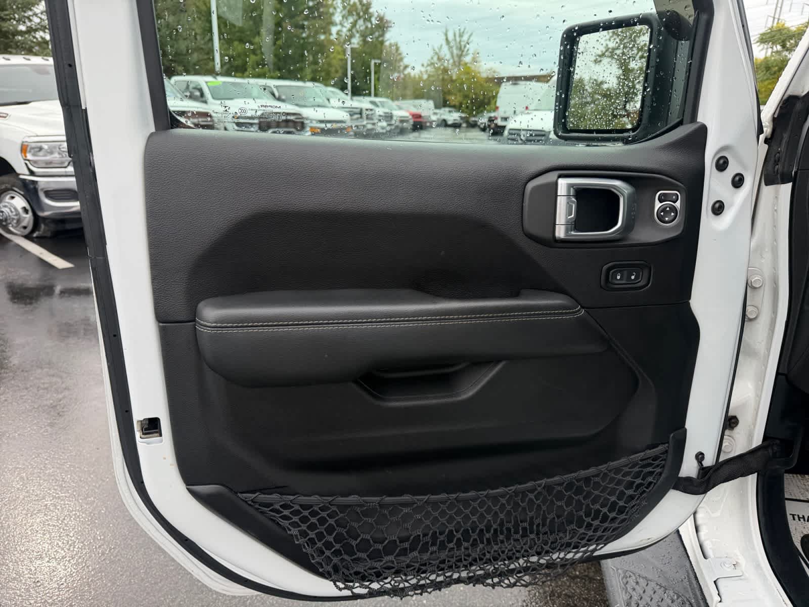 Used 2020 Jeep Gladiator Overland AWD/4WD image 12
