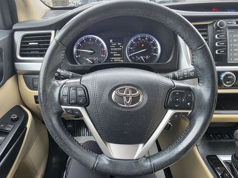 Used 2019 Toyota Highlander XLE image 17