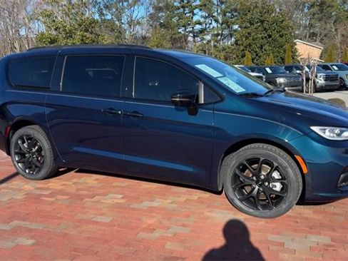 Used 2023 Chrysler Pacifica Limited w/ S Appearance Package image 4