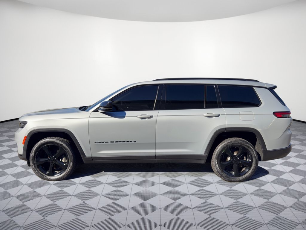 Used 2021 Jeep Grand Cherokee L Laredo RWD image 2