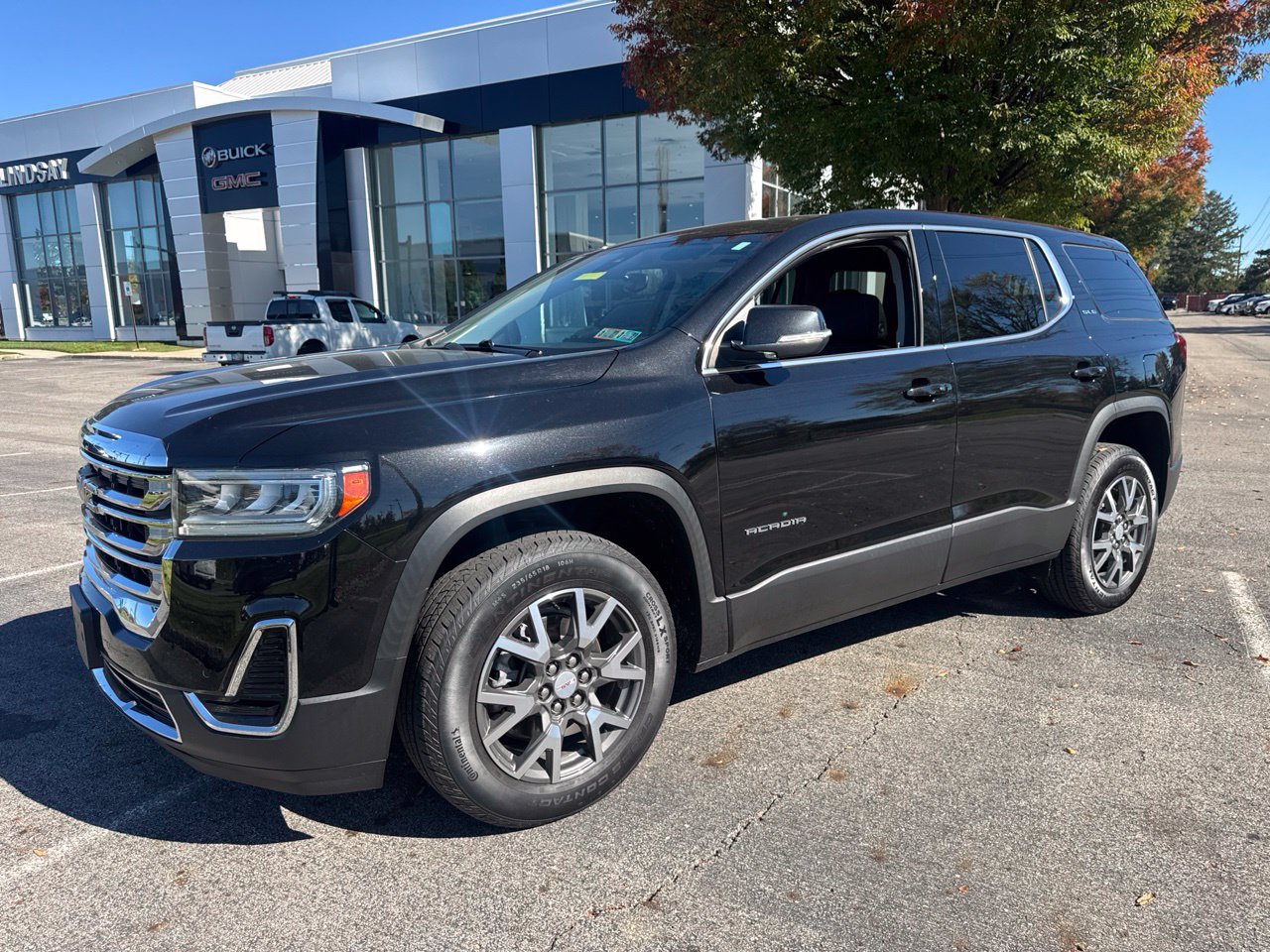 Used 2023 GMC Acadia SLE AWD/4WD image 2