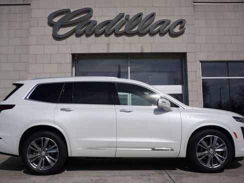 Used 2024 Cadillac XT6 Premium Luxury w/ Technology Package image 3