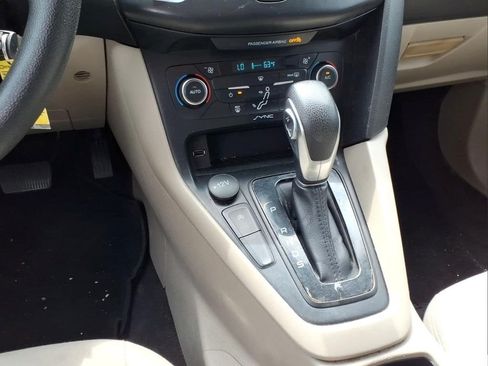 Used 2018 Ford Focus SE w/ SE Appearance Package FWD image 20